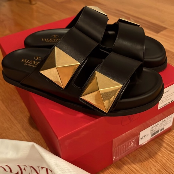 Brand new - VALENTINO GARAVANI One Stud flat sandal in Calfskin . size 36.5